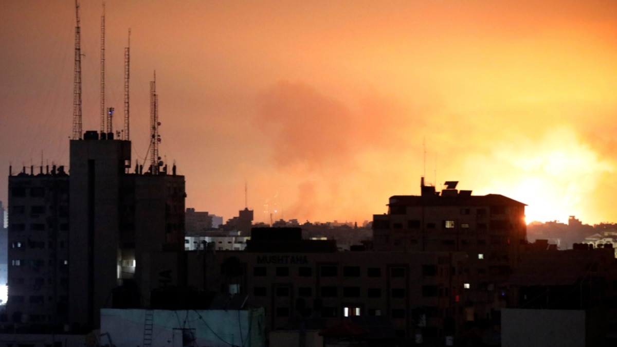 Israel Intensifies Strikes in Gaza, Collapses Internet, Phone Service