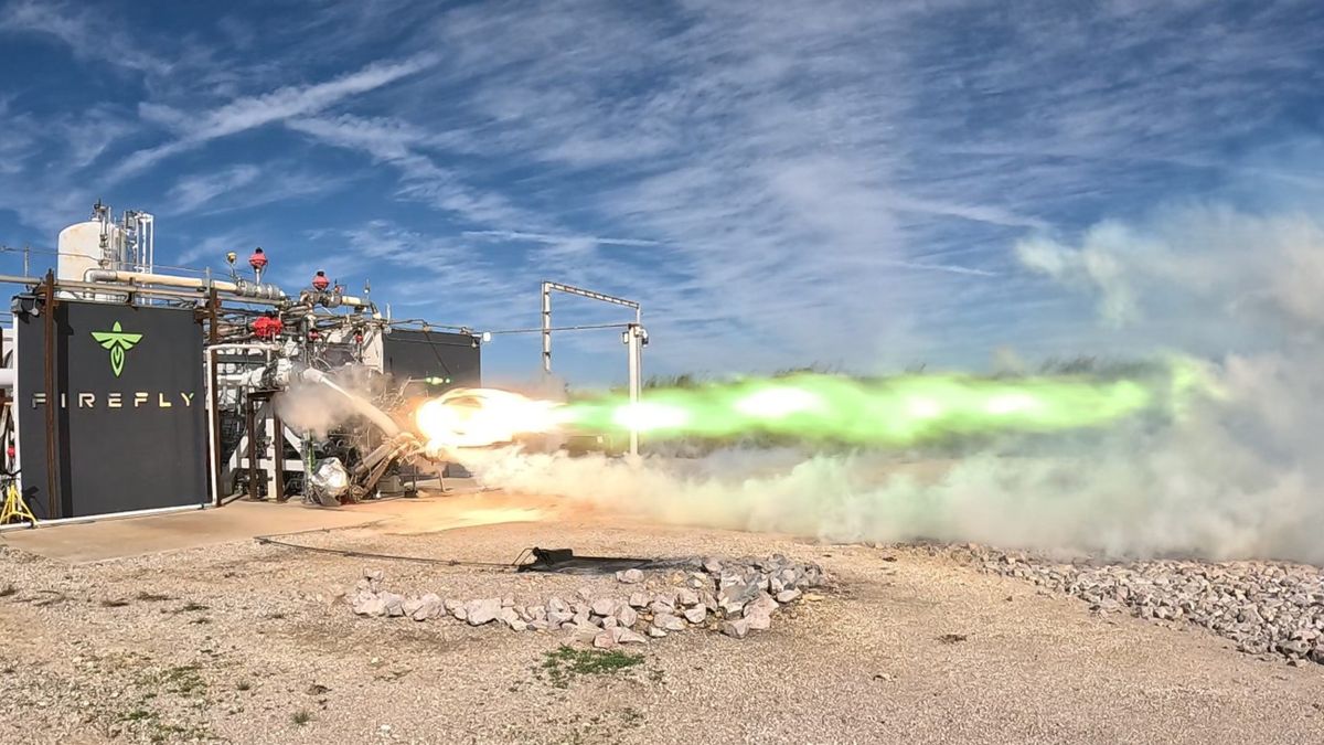 Firefly Aerospace’s new rocket engine spouts green flames in 1st ‘hot fire’ test (photo)