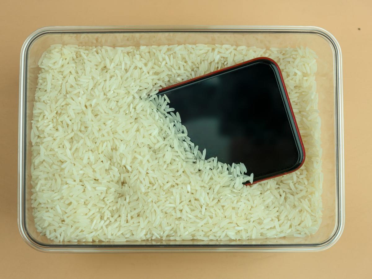 Don’t dry your damp iPhone in a bowl of rice, Apple says