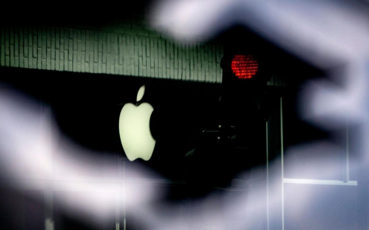Dozens of VIPs’ phones targeted by spies, warns Apple