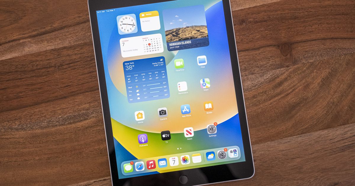 Apple quietly kills the old-school iPad and its headphone jack