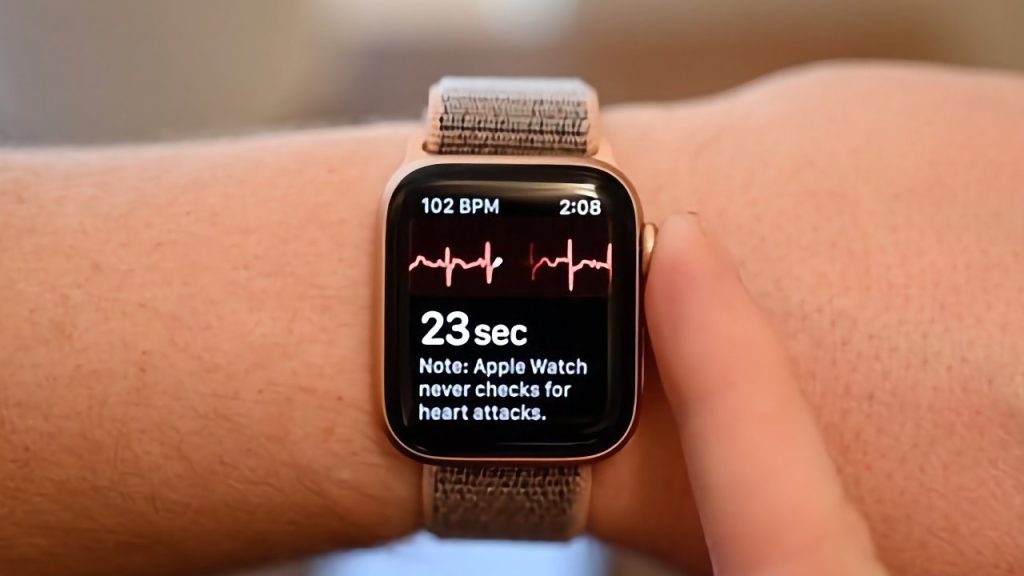 Firefighter survives sudden heart attack thanks to Apple Watch alert