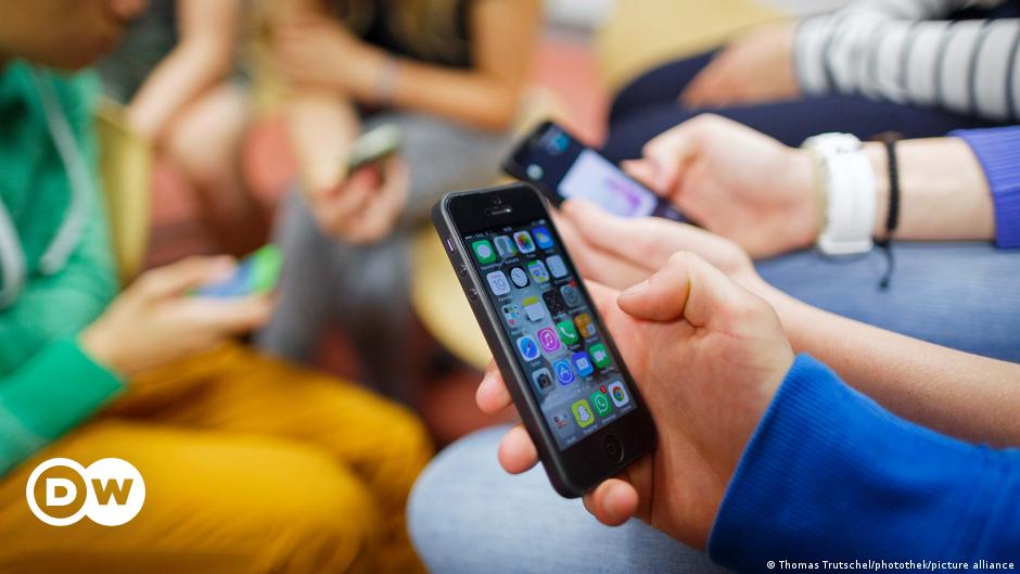 Will Germany ban cellphones in schools? – DW – 07/01/2024