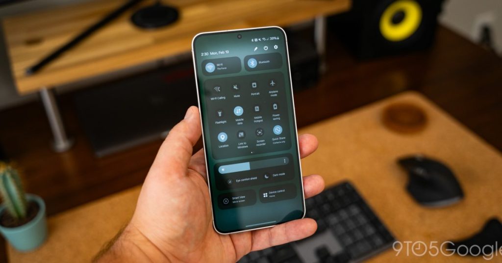 Samsung may split notifications and Quick Settings in Android 15