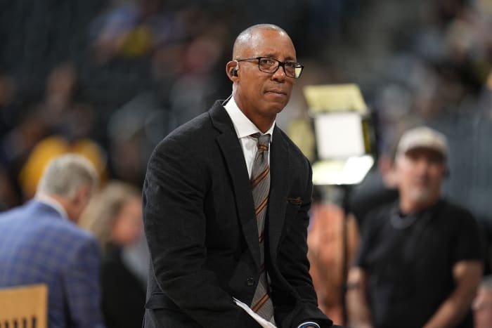 Sean Elliott’s Apple Watch detects irregular heartbeat, his wife says