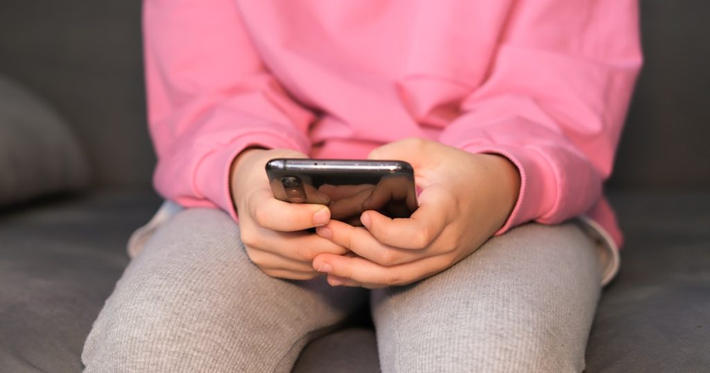 Dad On Reddit Furious After Kids’ Aunt Announces Plans To Overstep Smartphone Rules