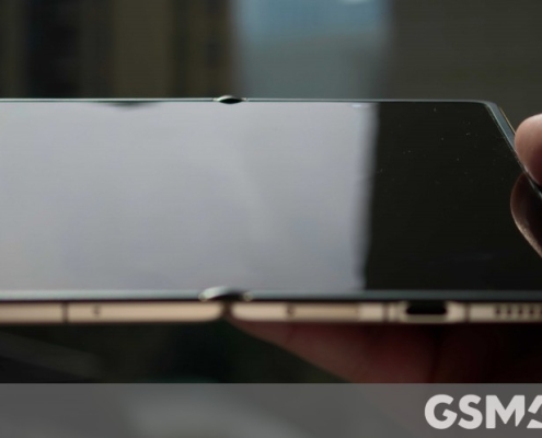 Honor exec showcases Magic V6’s crease-less display