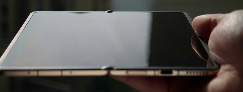 Honor exec showcases Magic V6’s crease-less display