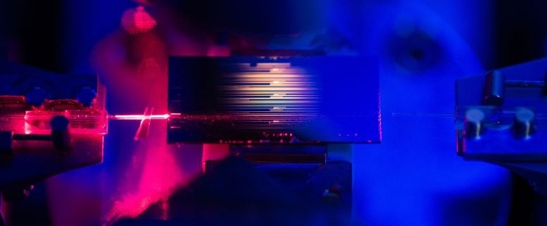 Tiny New Optical Amplifier Boosts Light by 100x