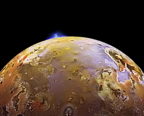 Synchronised volcanic eruptions on Io hint at a spongy interior Synchronised volcanic eruptions on Io hint at a spongy interior