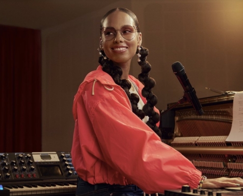 Surprise Alicia Keys concert turns Grand Central Apple Store into a piano stage