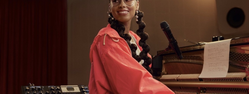 Surprise Alicia Keys concert turns Grand Central Apple Store into a piano stage