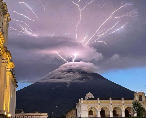 The mystery of how volcanic lightning happens has been solved The mystery of how volcanic lightning happens has been solved