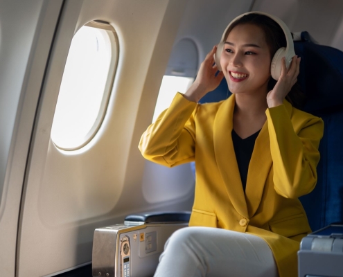 Should airlines ban passengers who refuse to wear headphones?