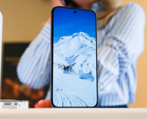 TCL showed me its Nxtpaper AMOLED phone at MWC, and my eyes couldn’t believe it