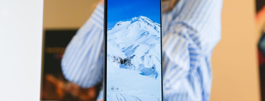 TCL showed me its Nxtpaper AMOLED phone at MWC, and my eyes couldn’t believe it