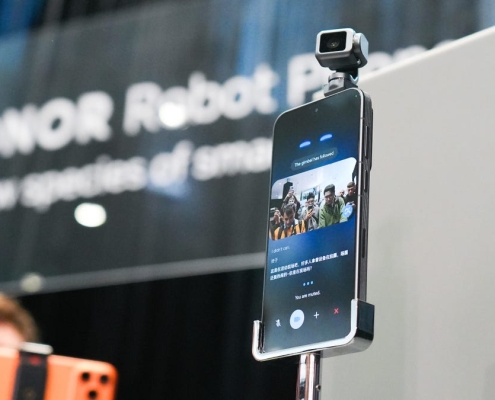 This gimbal-stabilized camera phone is the most bizarre thing I’ve seen at MWC so far This gimbal-stabilized camera phone is the most bizarre thing I’ve seen at MWC so far