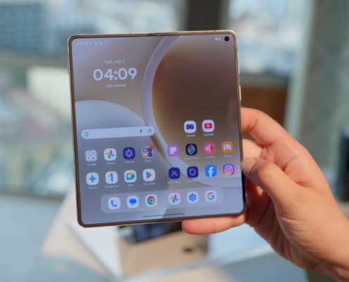 Motorola’s Upcoming Razr Fold Pairs a Massive Battery With a Sleek Design