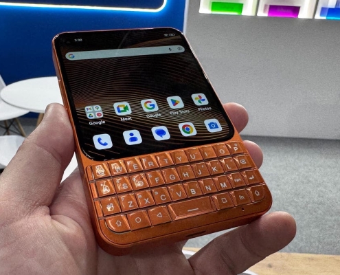 This Tiny Smartphone Packs a Pocket-Friendly Physical Keyboard