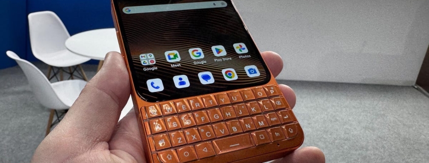 This Tiny Smartphone Packs a Pocket-Friendly Physical Keyboard