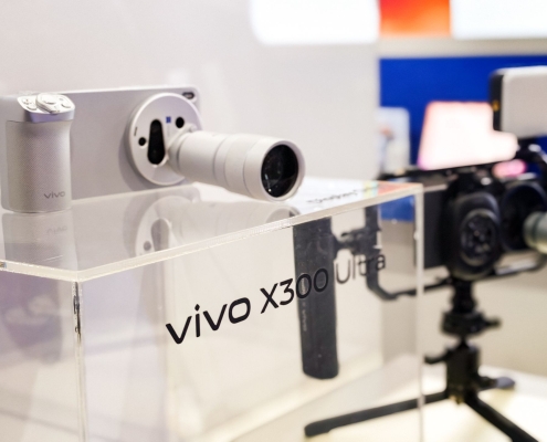 I went hands-on with the Vivo X300 Ultra — this is a camera phone like no other