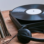Where to Shop for Vinyl Records Online (2026): Discogs, Bandcamp, Ebay