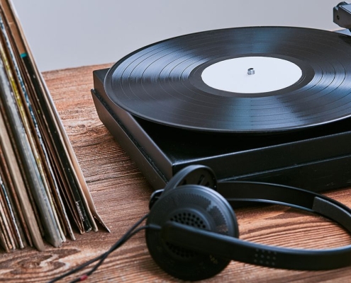 Where to Shop for Vinyl Records Online (2026): Discogs, Bandcamp, Ebay